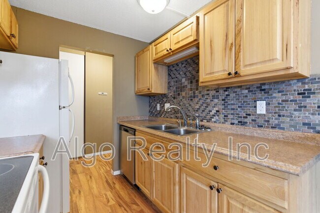 Building Photo - 1023 Smetana Rd