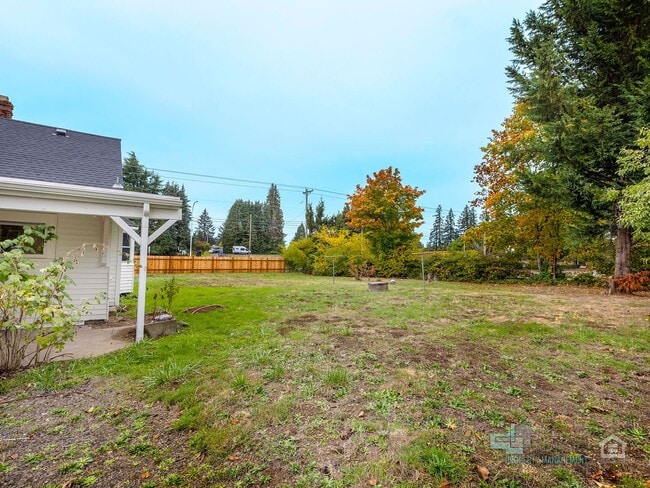 Building Photo - Beautifully Renovated furnished 3-Bedroom ...