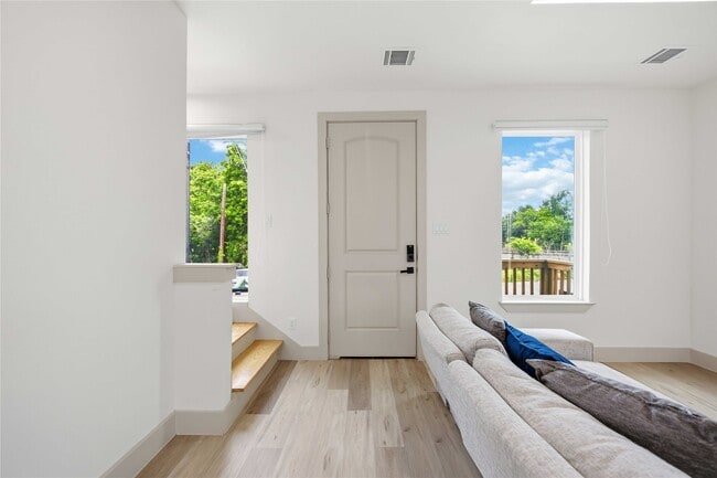 Building Photo - 1907 Hailey St