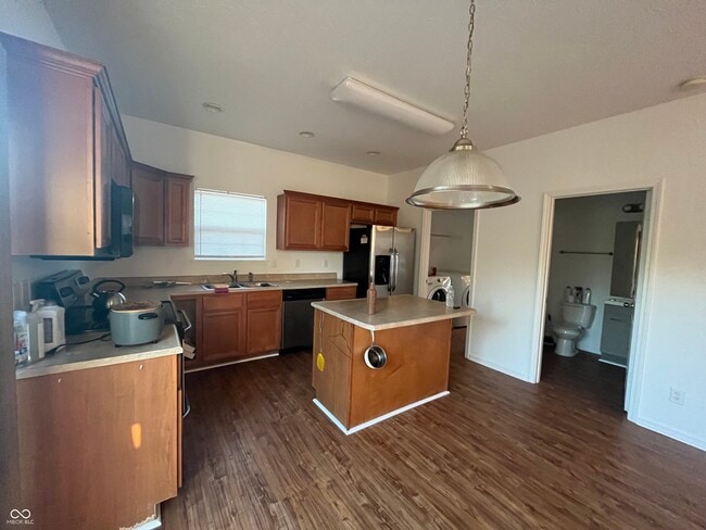 Building Photo - 857 Hildebrand Dr