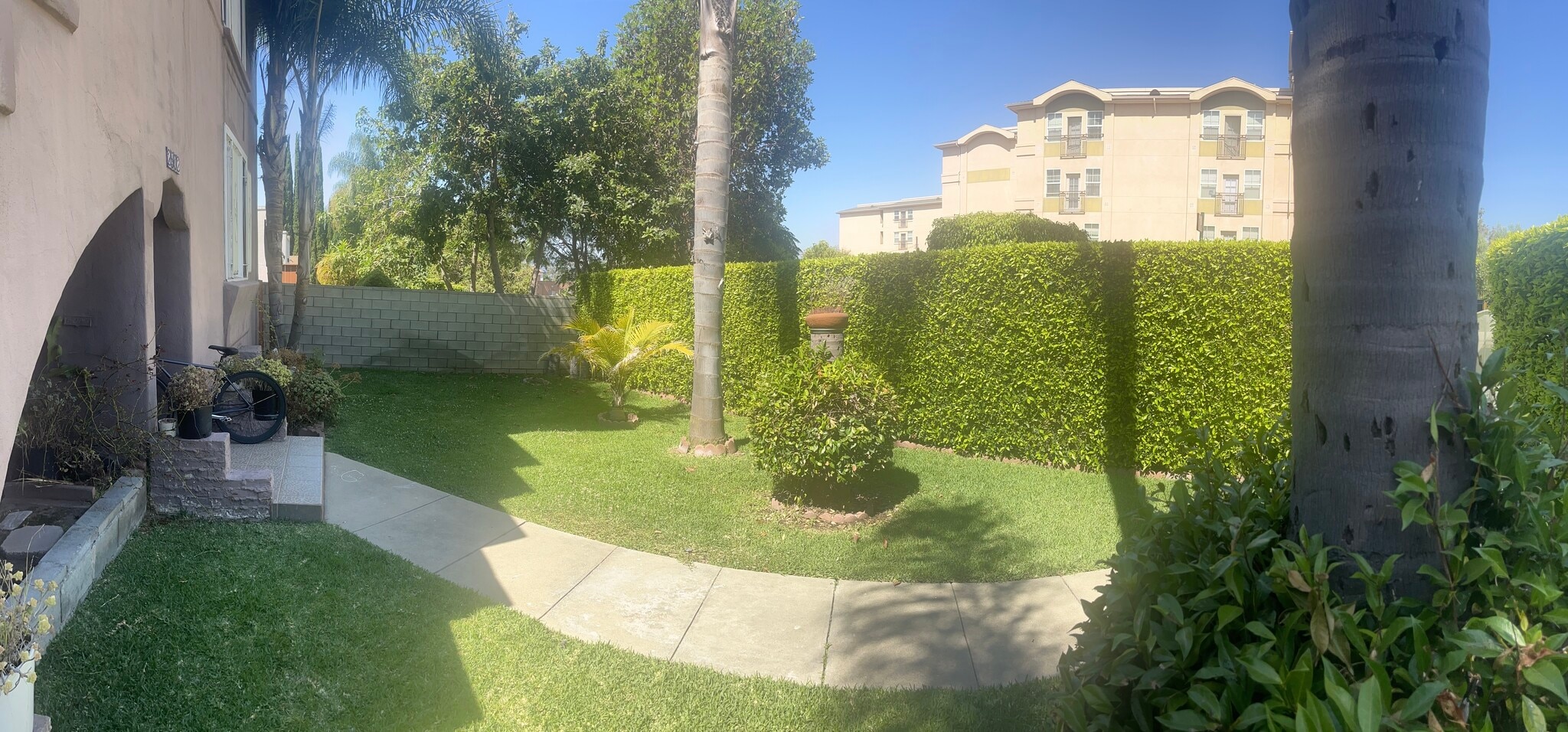 Building Photo - 2500 S Bronson Ave