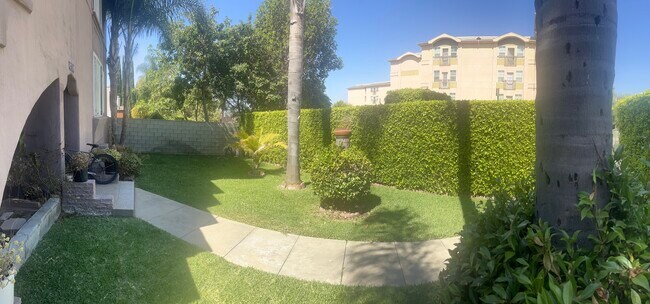 Building Photo - 2500 S Bronson Ave