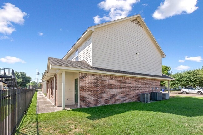 Building Photo - 3 Bedroom 3 Bath gated community in Baylor Bubble