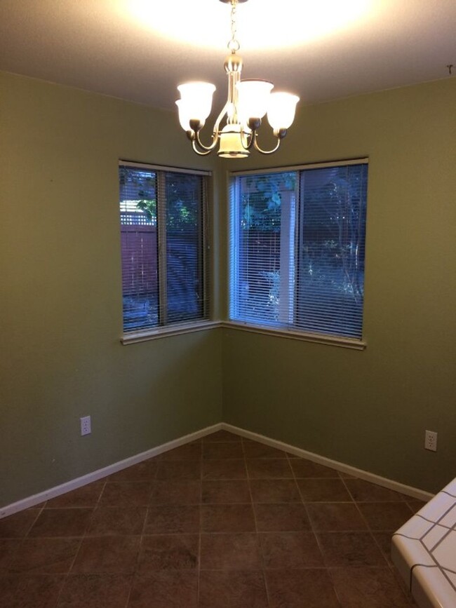 Building Photo - Spacious 3 Bedroom Home available in South...