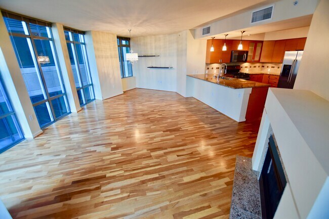 Building Photo - Beautiful Downtown 2 Bedroom Condo - Spaci...