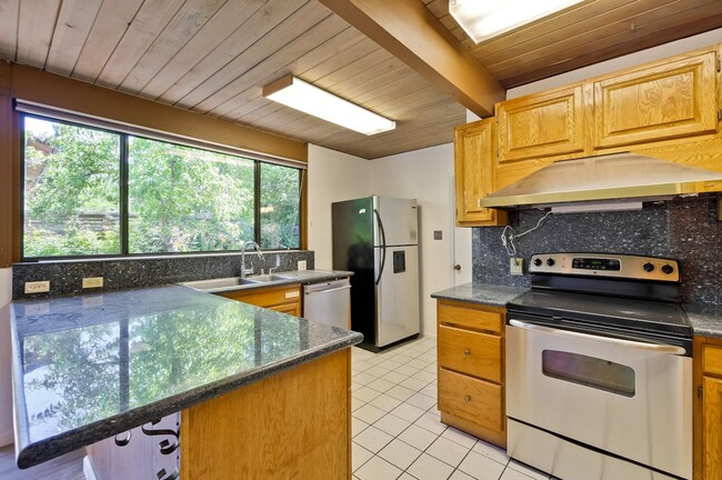 Building Photo - Classic 4+ Bed, 2 Bath Atrium Eichler in P...