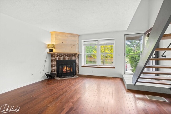 Building Photo - 1253 S Flower Cir