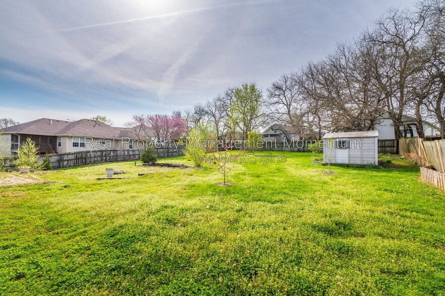 Building Photo - 732 E Gallup Hill Rd