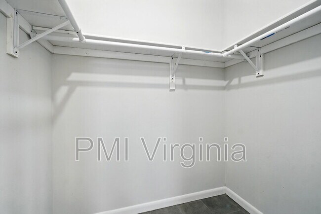 Building Photo - 5081 Holly Farms Dr