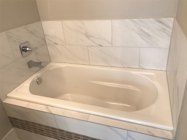 Building Photo - 1111 Edwards St