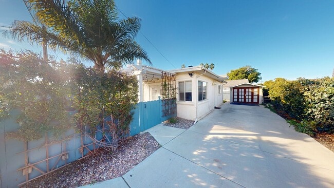 Building Photo - Charming 2-Bedroom Home with Mini Golf Course, Spacious Yard, and Ample Parking