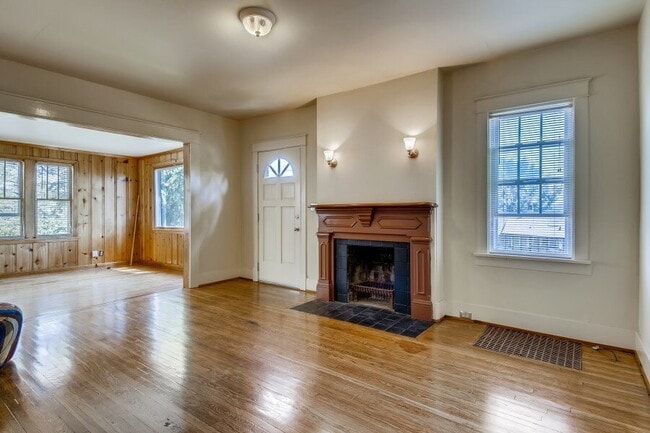 Building Photo - Charming Brick Cottage near Vanderbilt