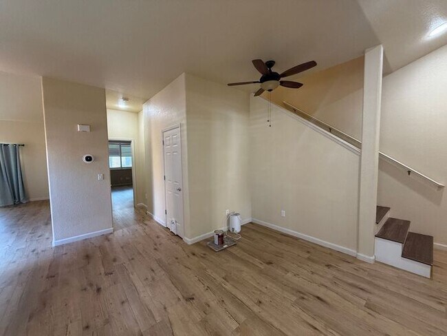 Building Photo - Modern Two–Primary Suite Townhome w/ 2-Car Garage in Sparks