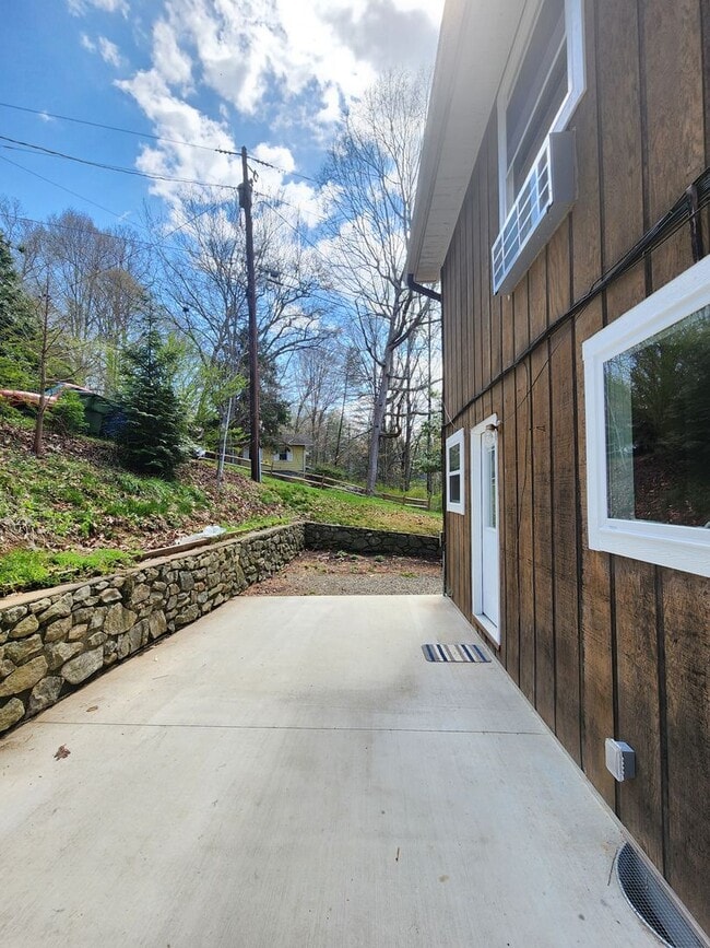 Building Photo - West Asheville Apartment!