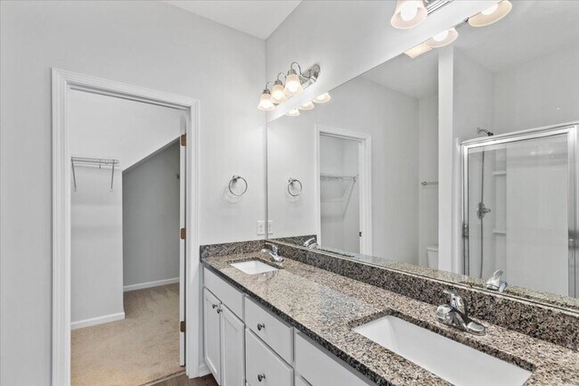 Building Photo - The Commons Stunning Townhome - 3 Bed 2.5 ...