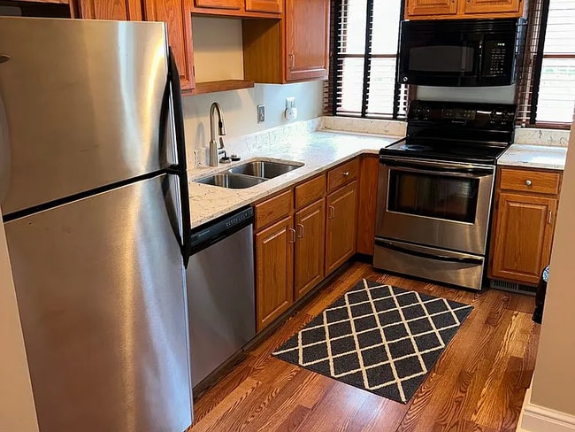 Building Photo - Beautiful single family home on a quiet dead end street in South Side