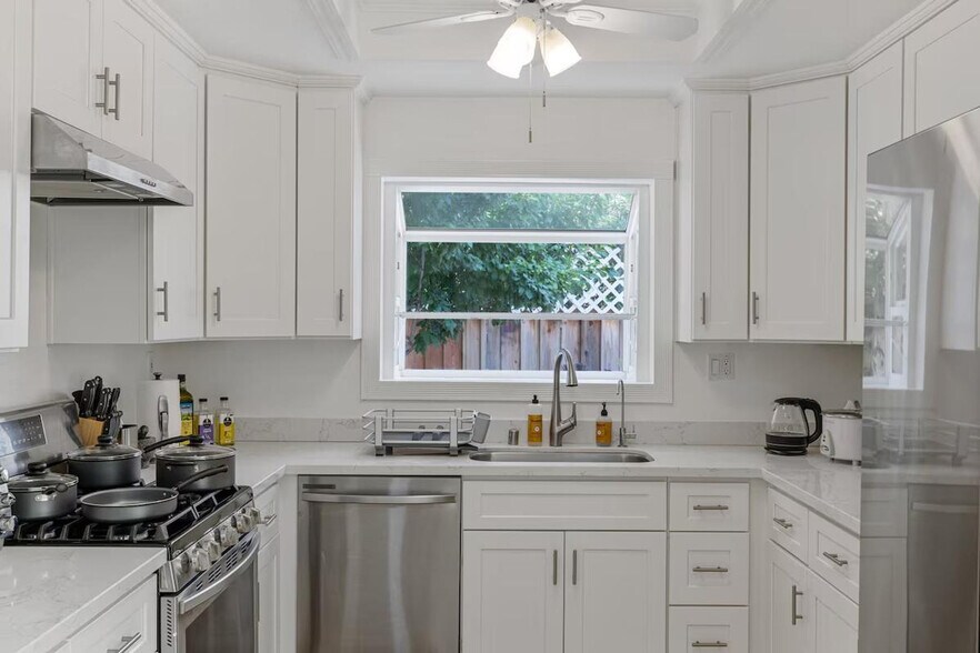 Building Photo - 398 Pinehurst Ave