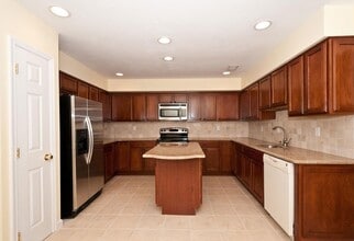 Building Photo - 90 Foxwood Dr