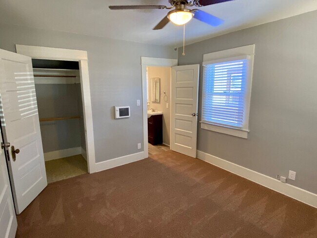 Building Photo - Charming 2 Bedroom Craftsman House w/Porch and Private Back Patio in Hillcrest