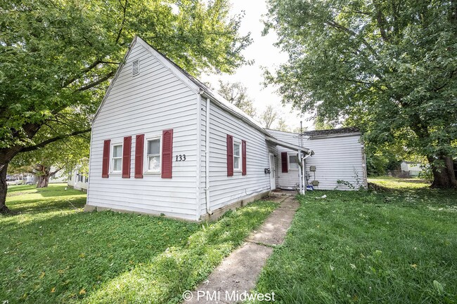 Building Photo - "Charming 2-Bed Sanctuary in Franklin – Co...