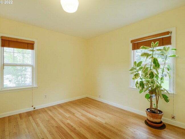 Building Photo - Charming 3 bed + office, 1.5 bath rental home in University Park Portland!
