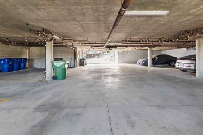 Building Photo - 760 W Hamilton Ave