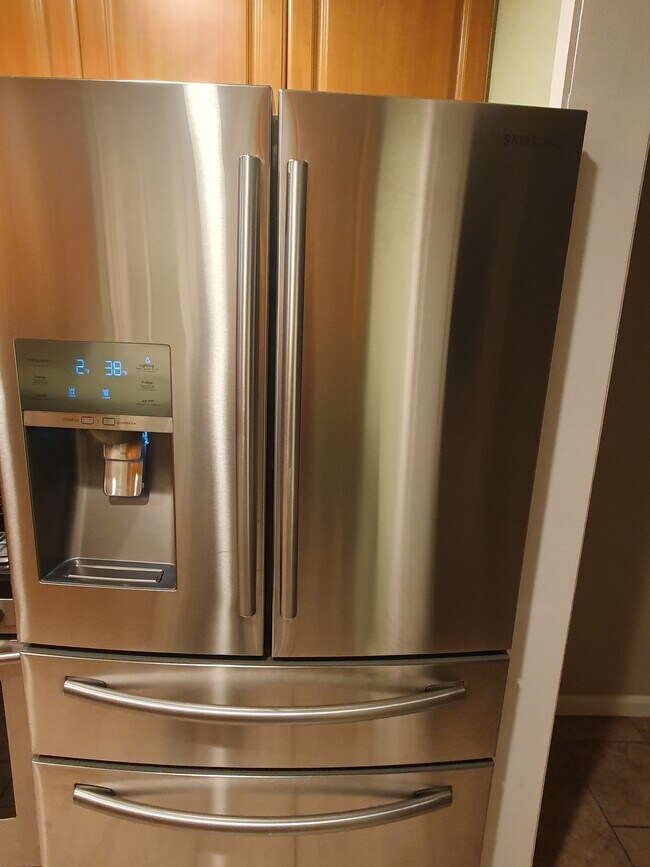 seminew stainless steel fridge - 20202 Cohasset St