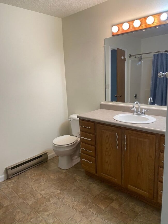 Building Photo - 3 BEDROOM | 2 BATH | DOUBLE GARAGE | WEST