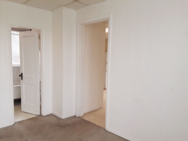 Building Photo - 732 N 23rd Ave W