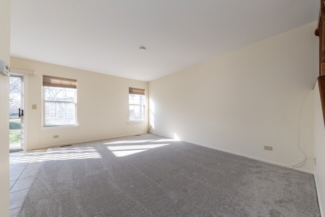 Building Photo - 260 E Fabish Dr