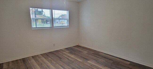 Building Photo - GREAT LARGE HOME