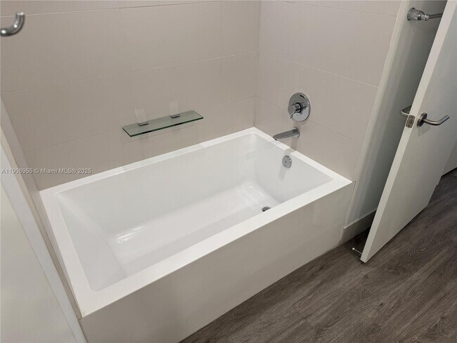 Building Photo - 501 NE 31st St