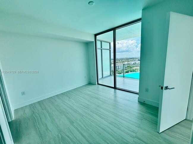 Building Photo - 2411 Laguna Cir