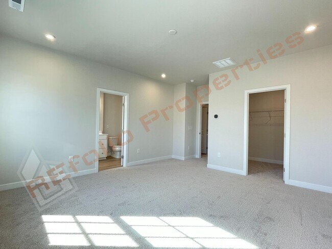 Building Photo - Beautiful brand new 3-Story Townhome | 4 Bedrooms, 3.5 Bathrooms, 2332 sq ft @ 751 South Townhome...