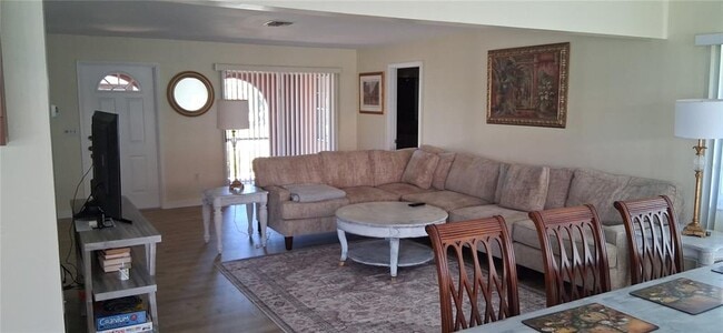 Building Photo - 441 E Rubens Dr