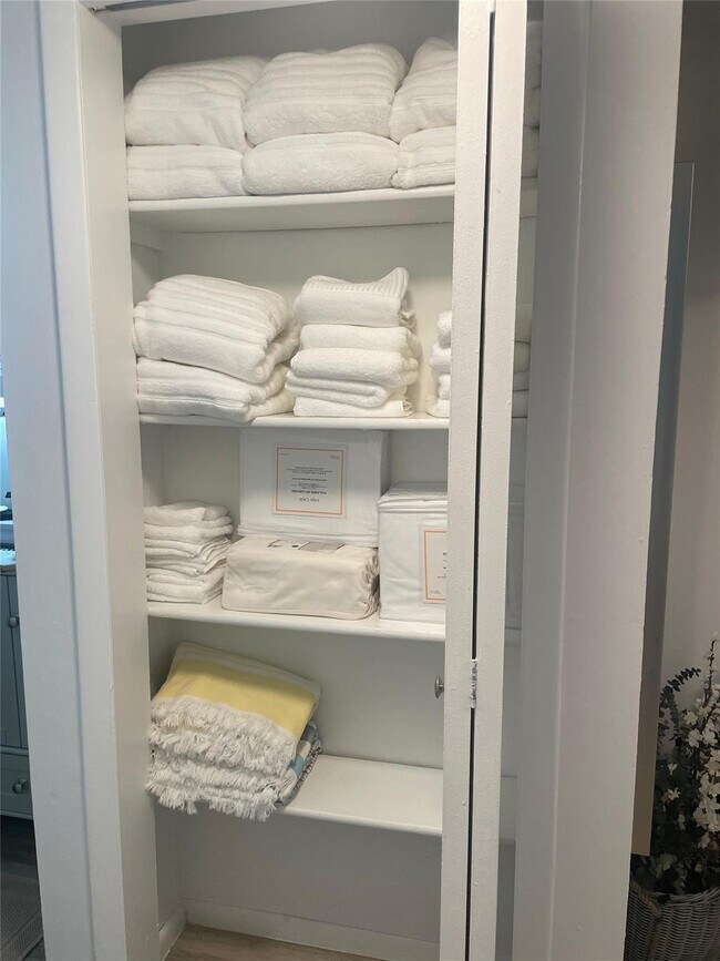 Building Photo - 2708 NE 14th Street Causeway