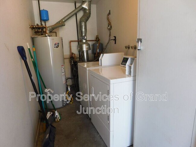 Building Photo - 3292 Lombardy Ln