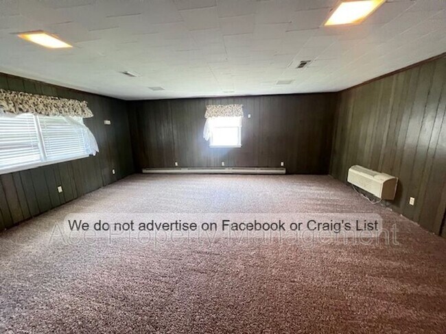 Building Photo - 255 Greenbriar Dr