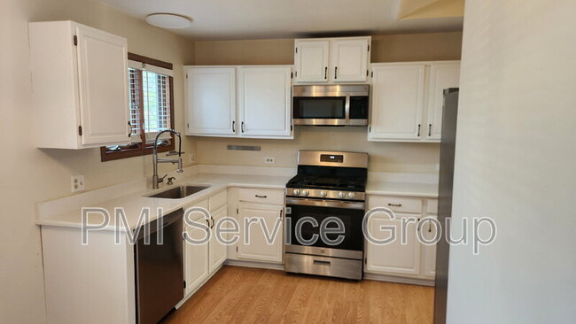 Building Photo - 985 West Ct
