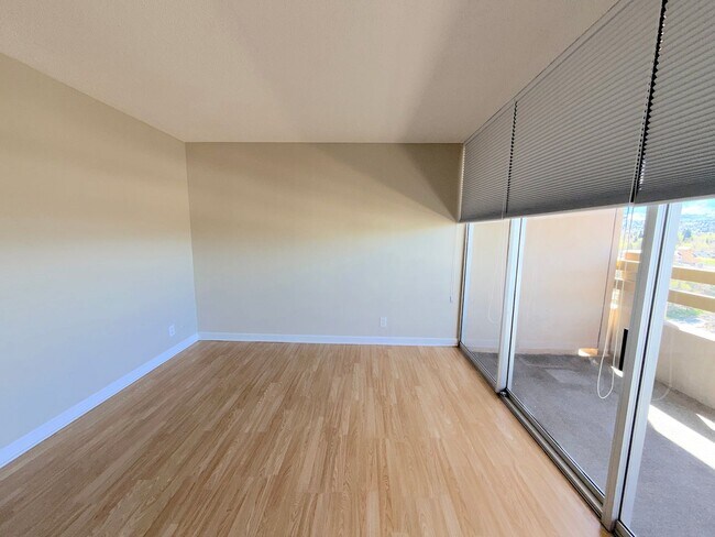 Building Photo - Reno Highrise Condo - Mountain & City Views