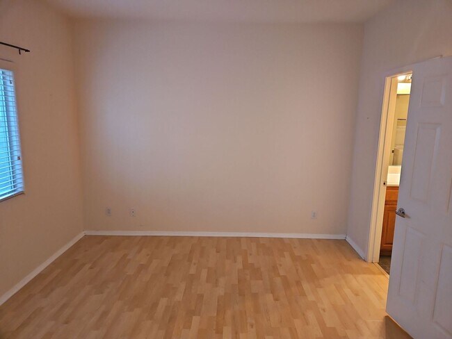 Building Photo - Beautiful 2 bedroom 2.5 bath !