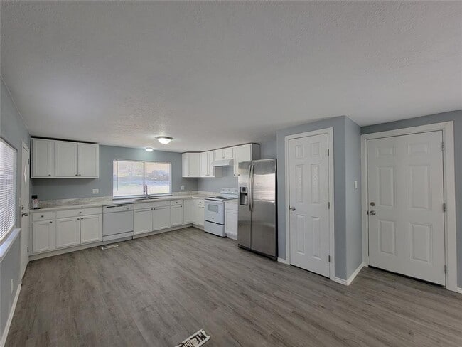 Building Photo - 14245 Ravine