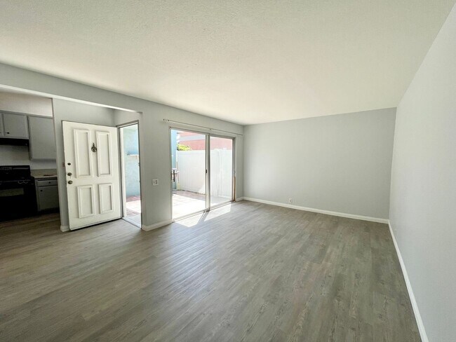 Building Photo - 2 Bedroom + 1.5 Bathroom Condo | Pierpont Beach | Ventura | Unfurnished