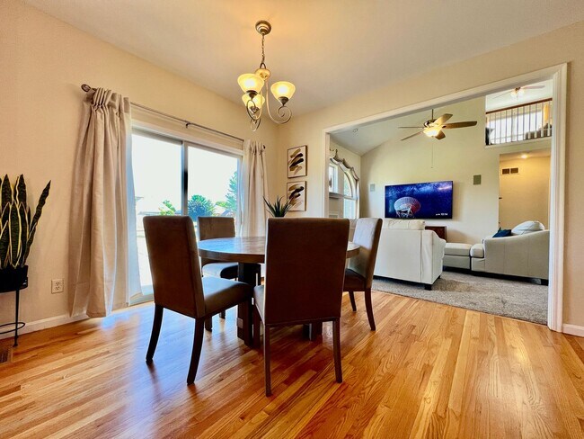 Building Photo - Large executive home in pool community Mas...
