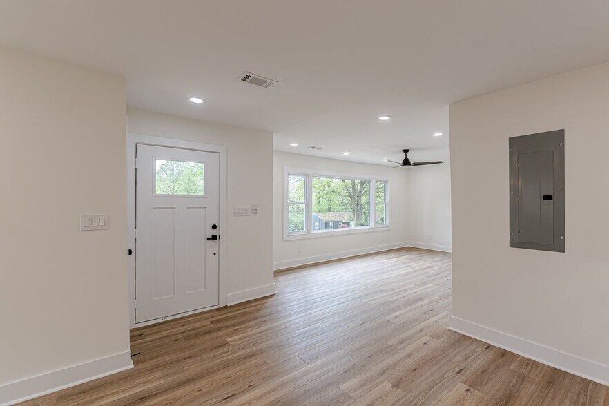 Building Photo - 525 Rosemont Dr