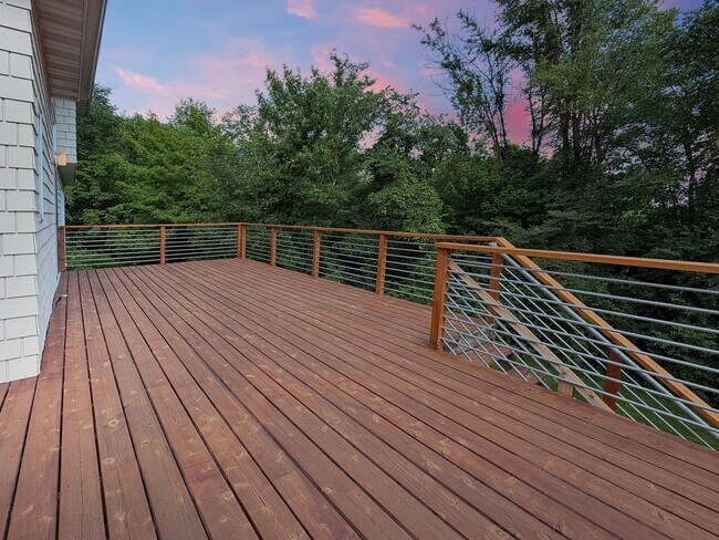 Building Photo - 3200 Lakeside Dr