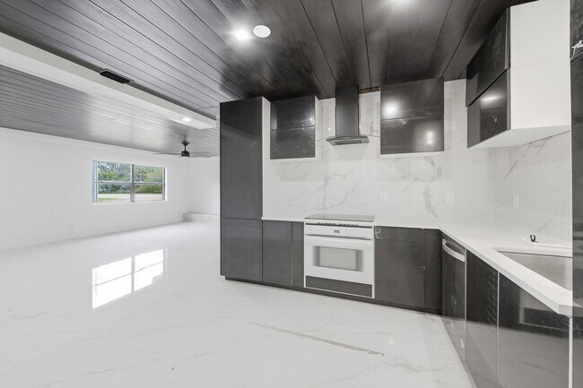 Building Photo - 2529 Rainbow Dr