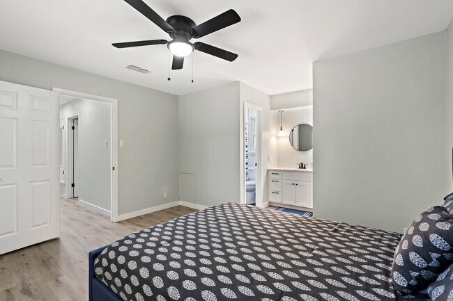 Building Photo - 3400 Laguna Dr