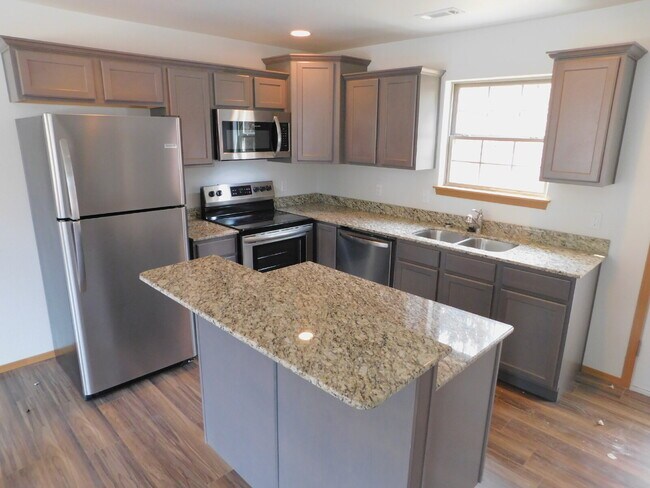 Building Photo - Charming 2-Bedroom Townhouse Retreat with 2.5 Baths in Fayetteville’s Rolling Woods - 1252 Sq Ft ...