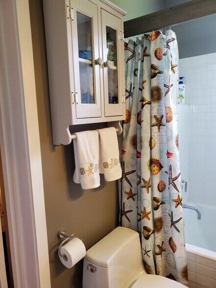 Full bathroom - 1724 Monsey Ave